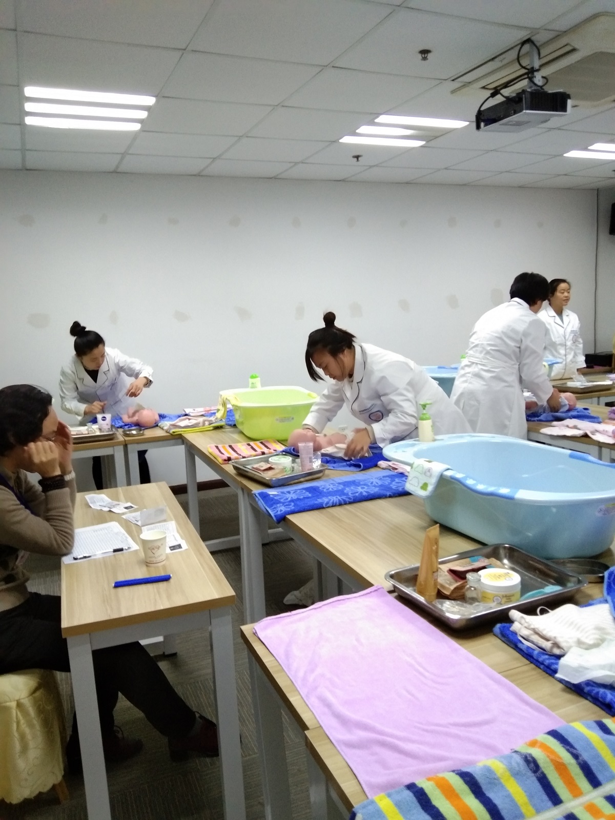 月嫂在医院中如何照顾新生儿